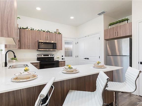 4th image of 1006 N Clarence Ave #2