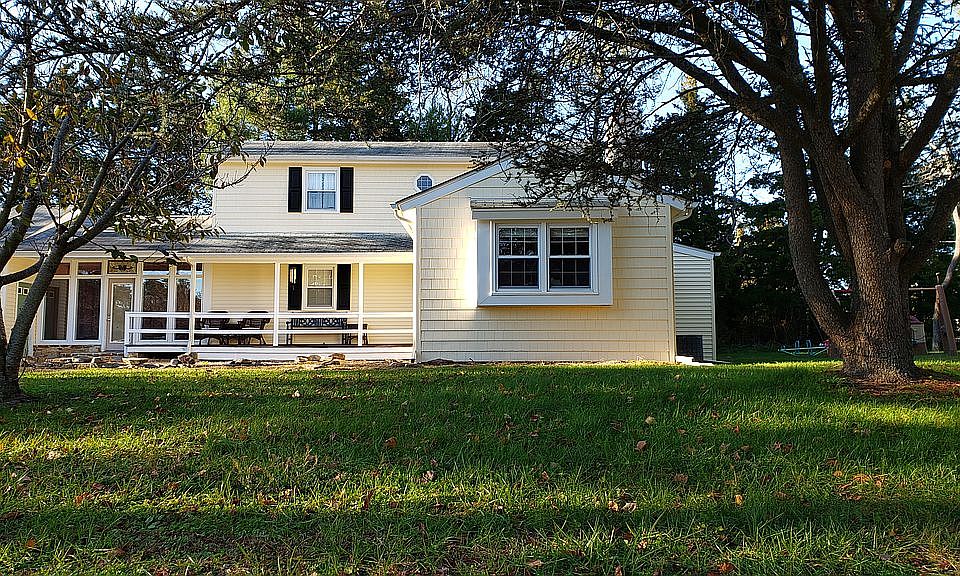 2nd image of 114 Lakeview Dr E