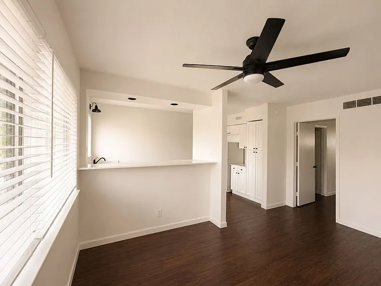 3304 Red River St — Photo 3