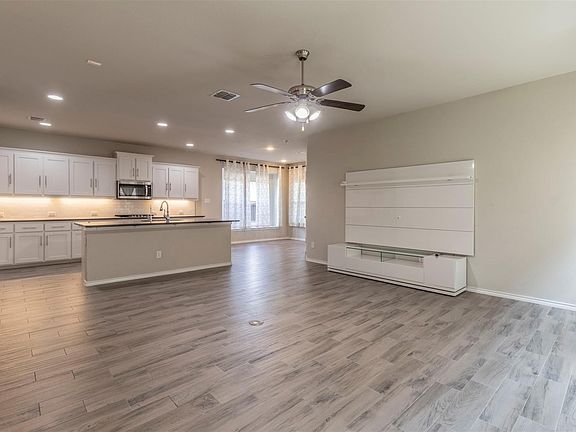 4th image of 1800 Emilia Dr