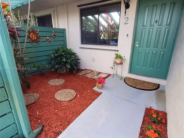 450 Lakeview Dr APT 2, Weston, FL 33326