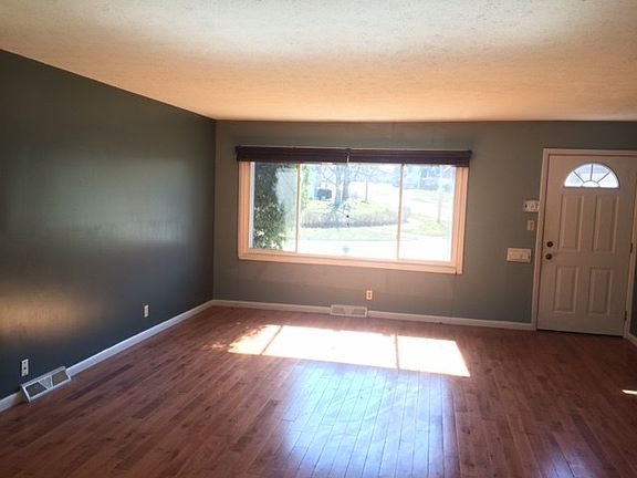 4th image of 25051 Glenbrook Blvd