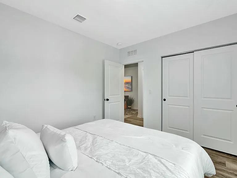 601 NE Waters Edge Ln — Photo 41