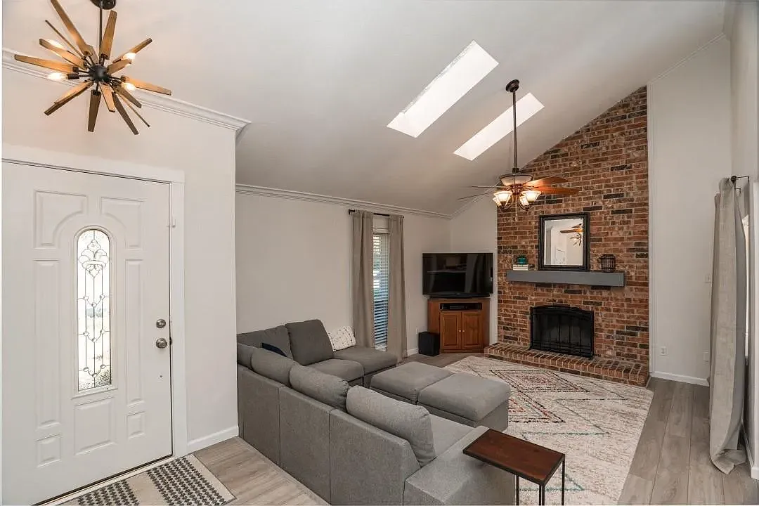 4 bed, 2084 sqft, $2,895 — Photo 2