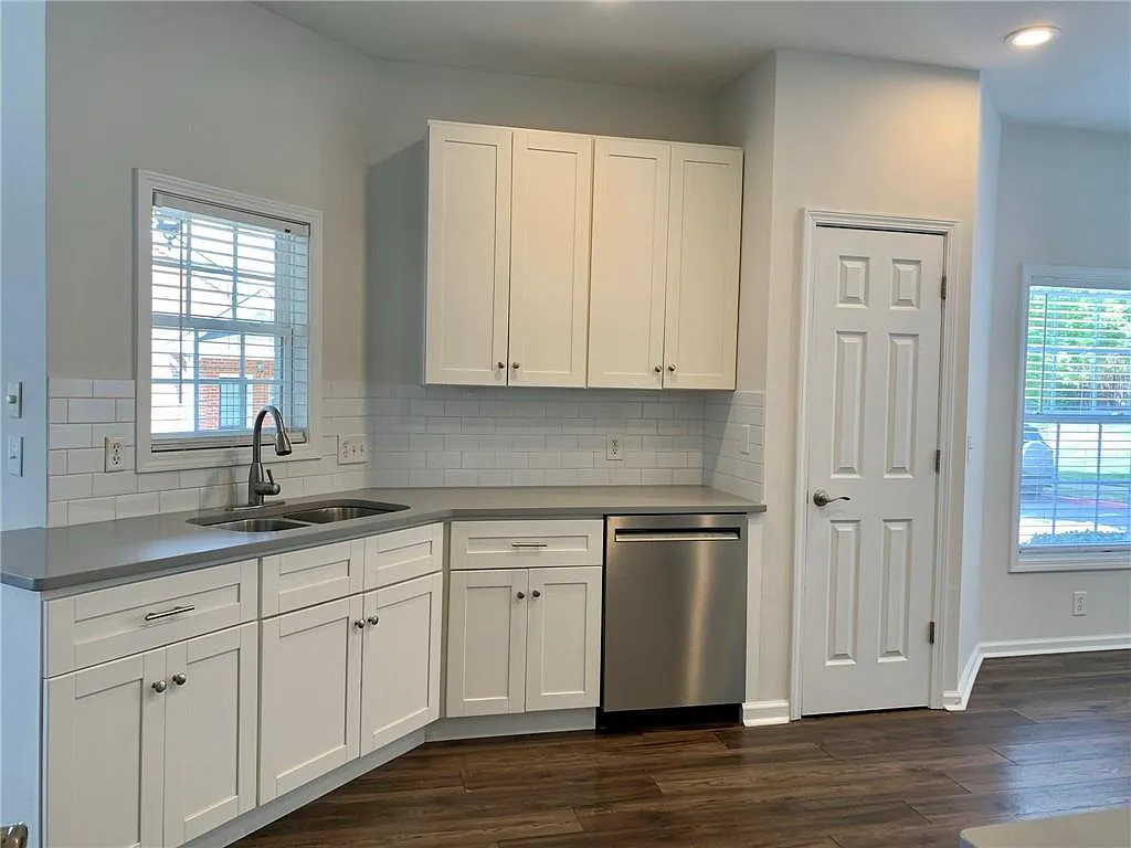 3 bed, 2.5 bath, 1688 sqft, $2,350 — Photo 3