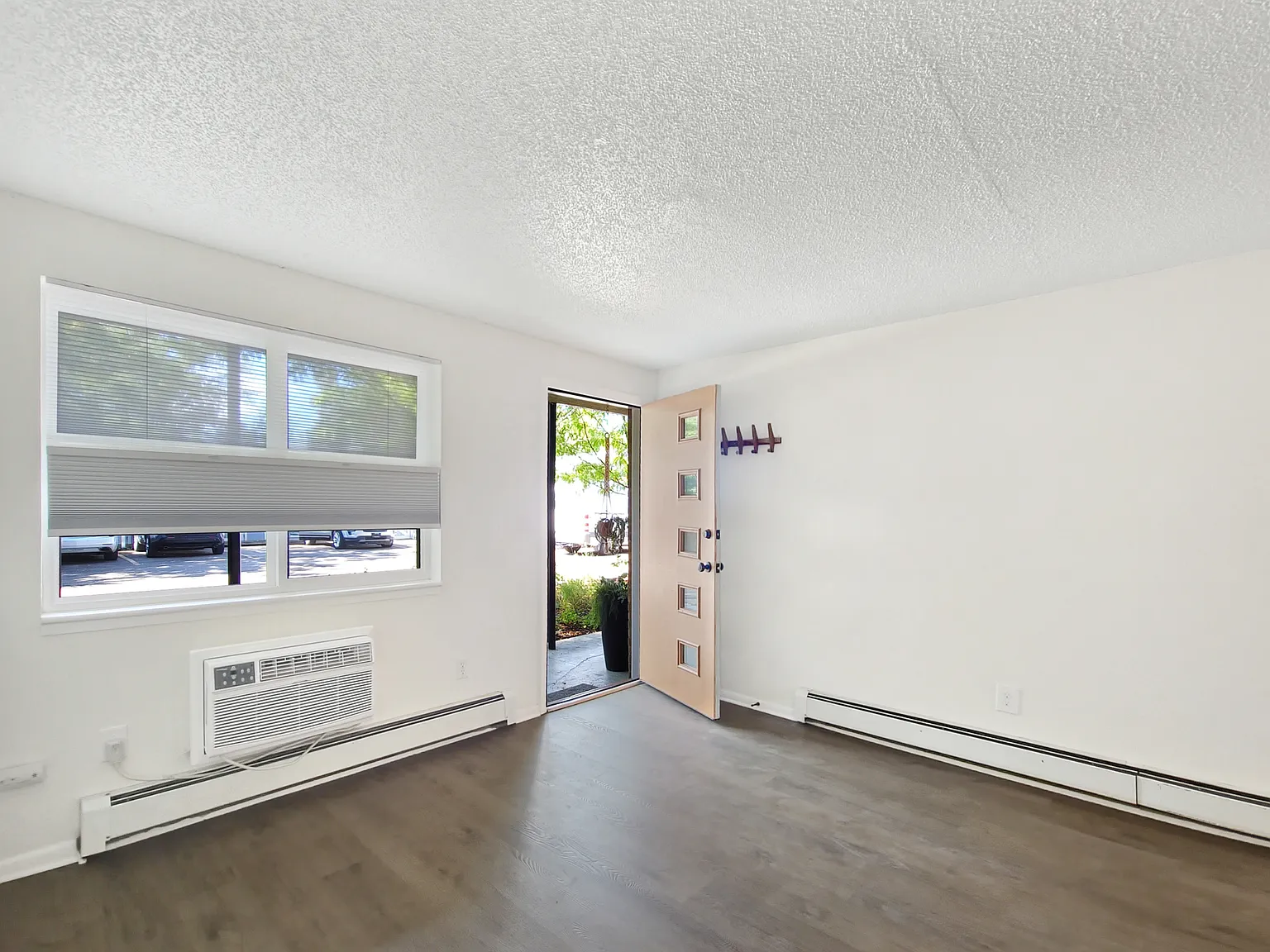 425 E 7th St — Photo 3