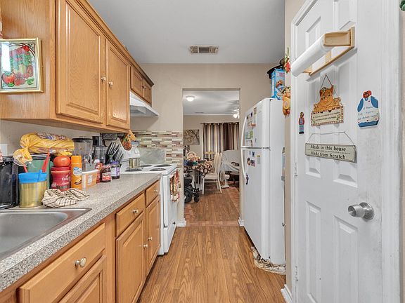 3rd image of 914 Armstrong Rd