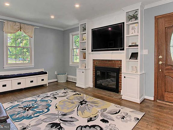 4th image of 2855 Marshall St