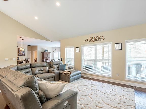 4th image of 160 Remington Pl