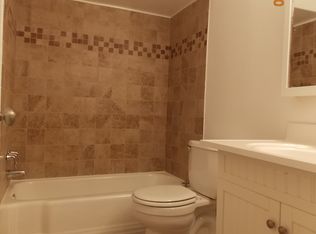 212 Locust St SE APT 101, Vienna, VA 22180