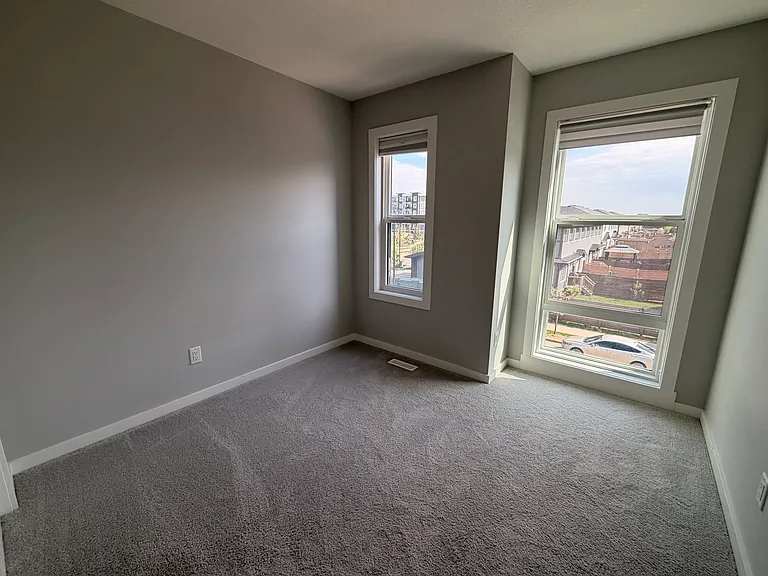 1758 Keene Cres SW — Photo 10