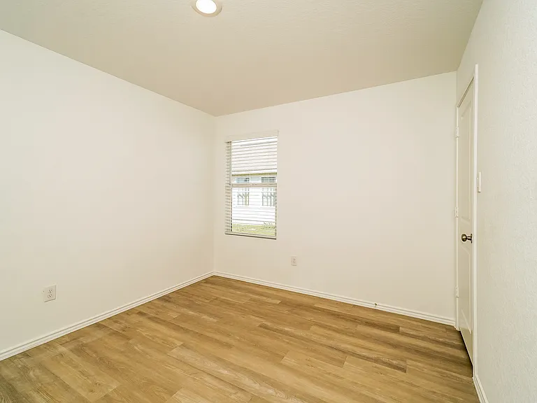 435 Filibusters Trl — Photo 12