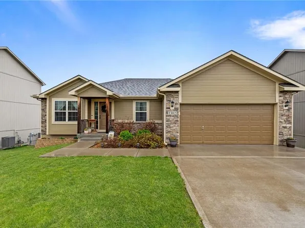 1302 NW High View Dr, Grain Valley, MO 64029