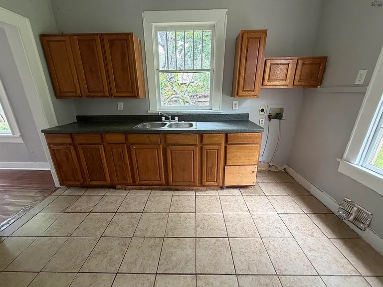 2206 Avenue E — Photo 9