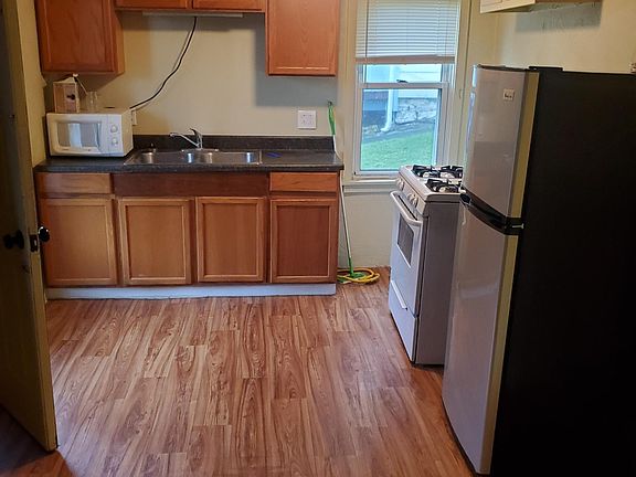 2nd image of 303 N 3rd St #3