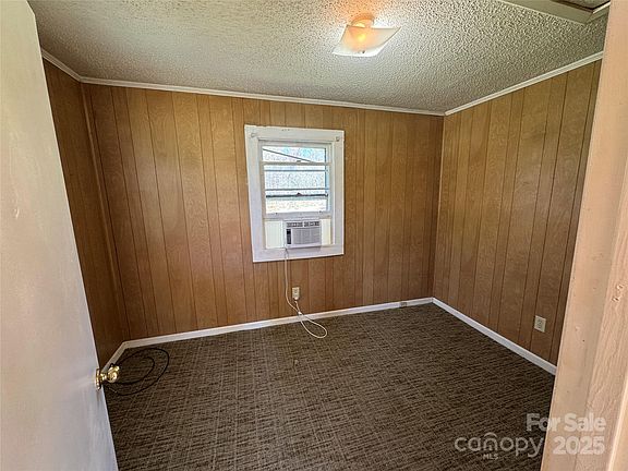 5th image of 914 W Virginia Ave