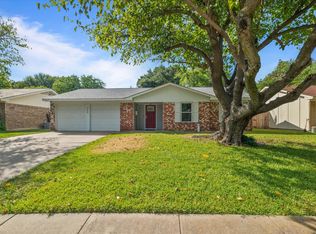 566 W Ferndale Ln, Grand Prairie, TX 75052