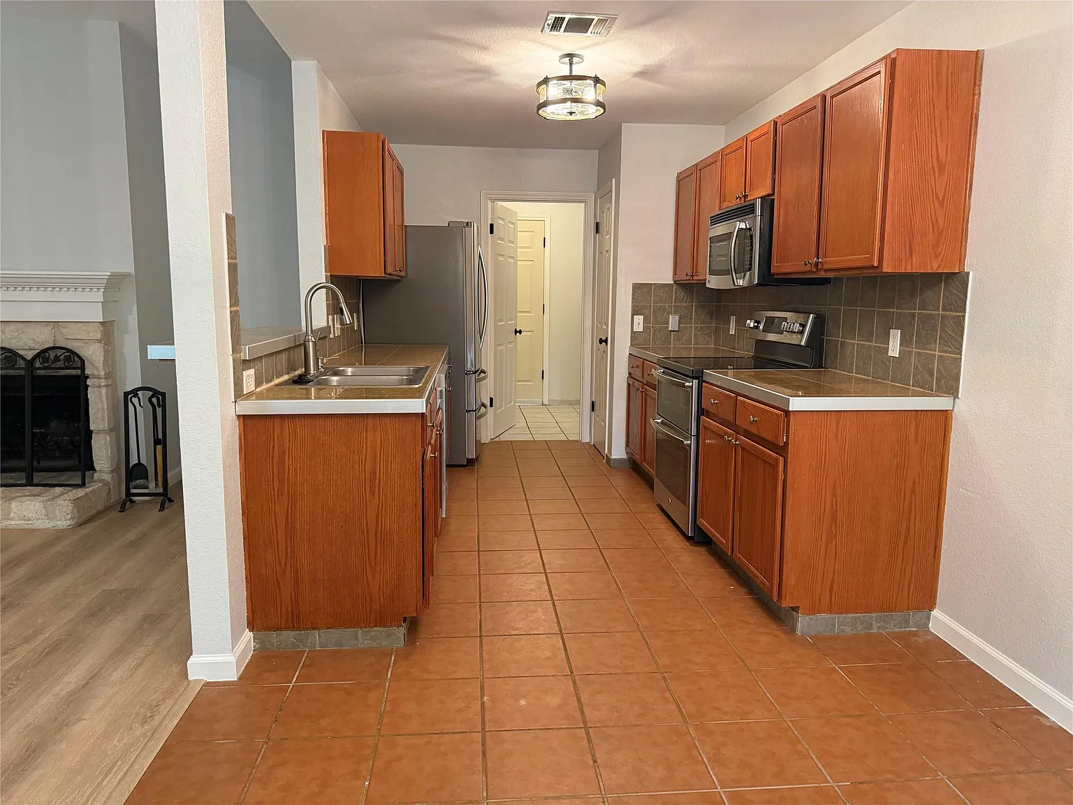 4 bed, 2.0 bath, 1427 sqft, $2,400 — Photo 4