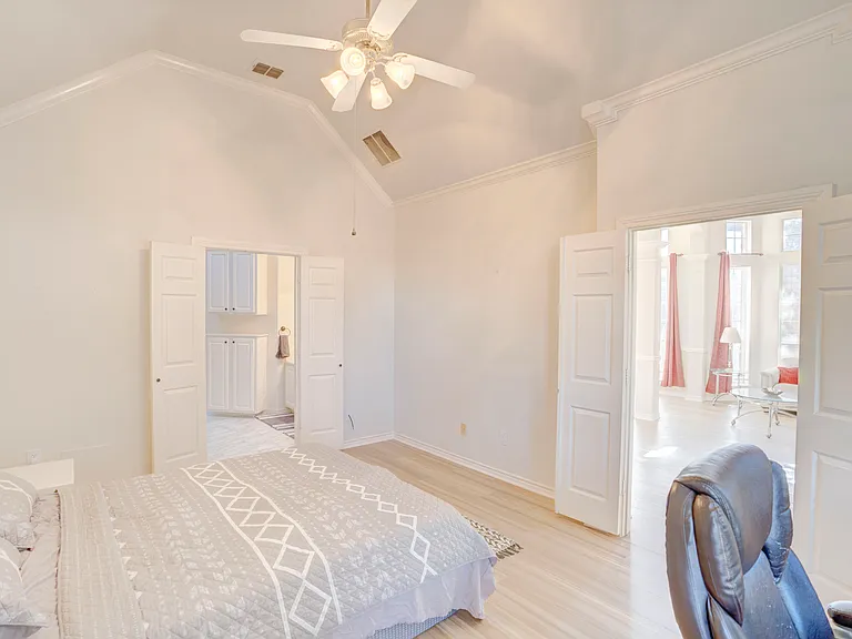 9504 Rodeo Dr — Photo 14