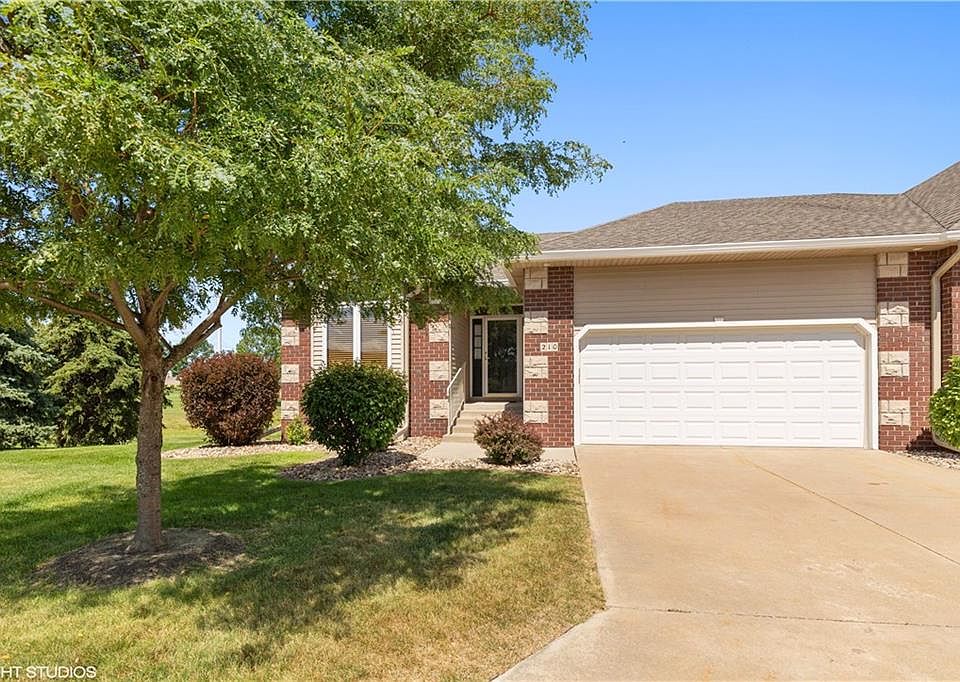 1st image of 210 NE Eaglewood Dr