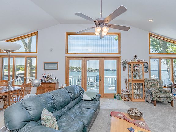 4th image of 380 Lake Dr