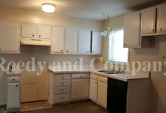 3rd image of 3214 Applewood Cv