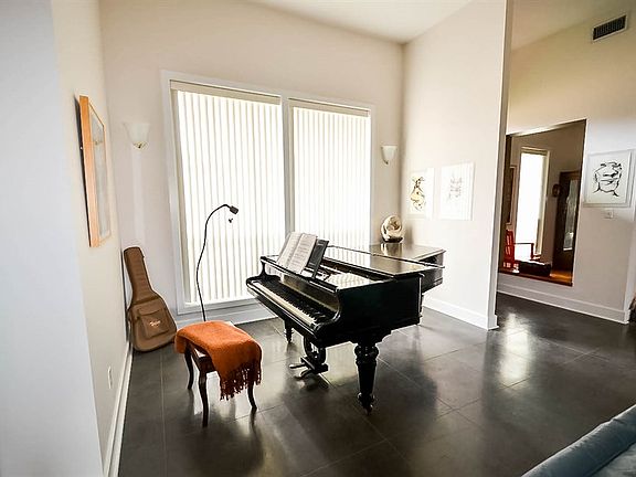 5th image of 105 River Oak Cir
