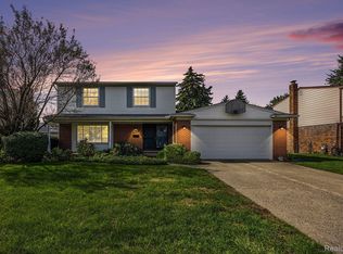 30121 Woodhouse Dr, Warren, MI 48092