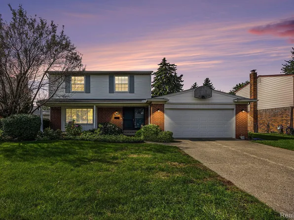 30121 Woodhouse Dr, Warren, MI 48092