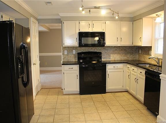 3rd image of 421 Vista Grande Cres