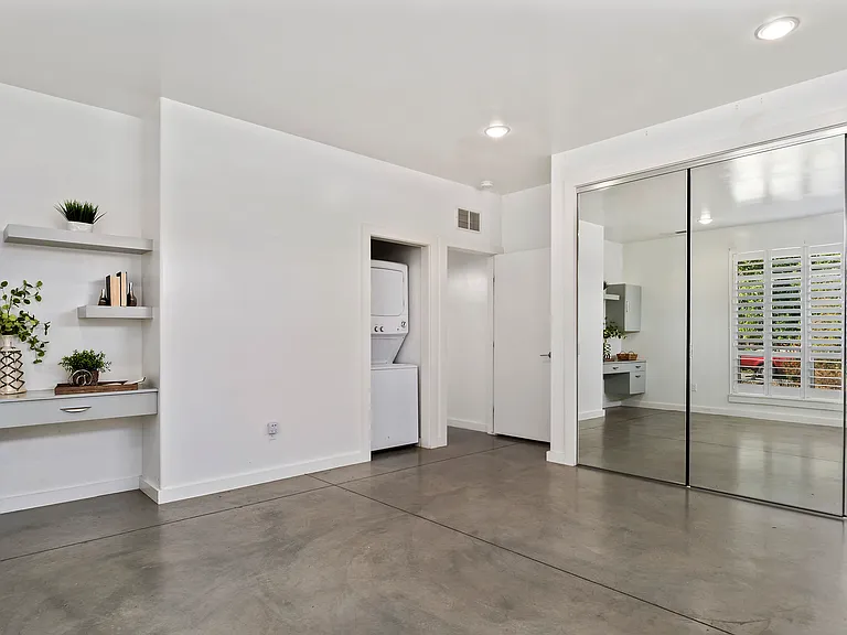 415 S Jackson St — Photo 12