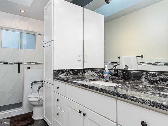 3rd image of 512 Williamsburg Ln