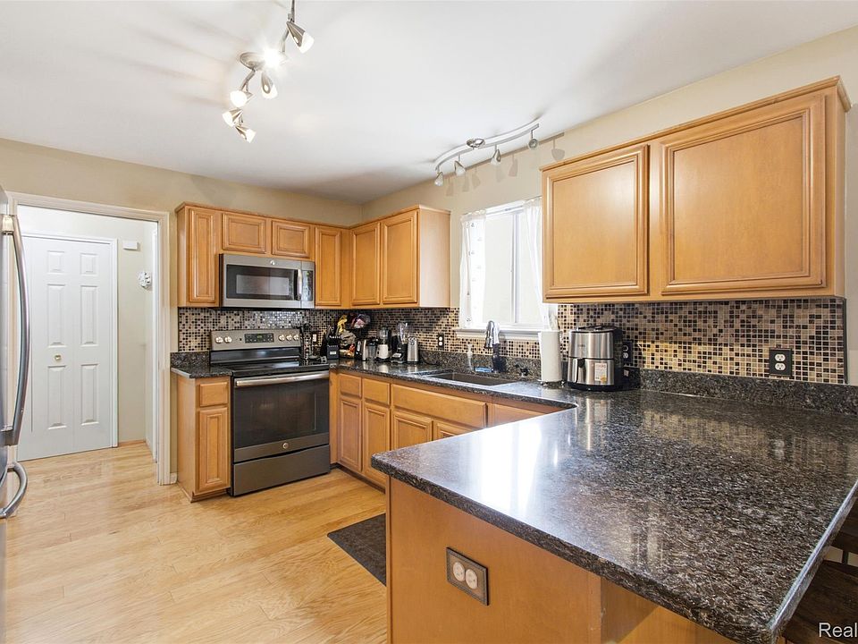 15770 E Forteen Mile Rd, photo 7