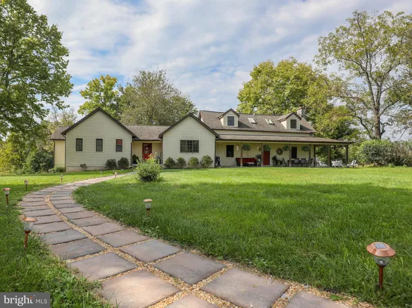 8706 Leetown Rd, Kearneysville, WV 25430