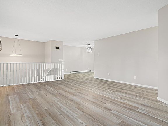 4th image of 35 Knollwood St W