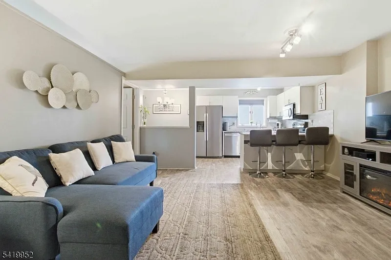 Building Photo - 51 Mount Kemble Ave #207