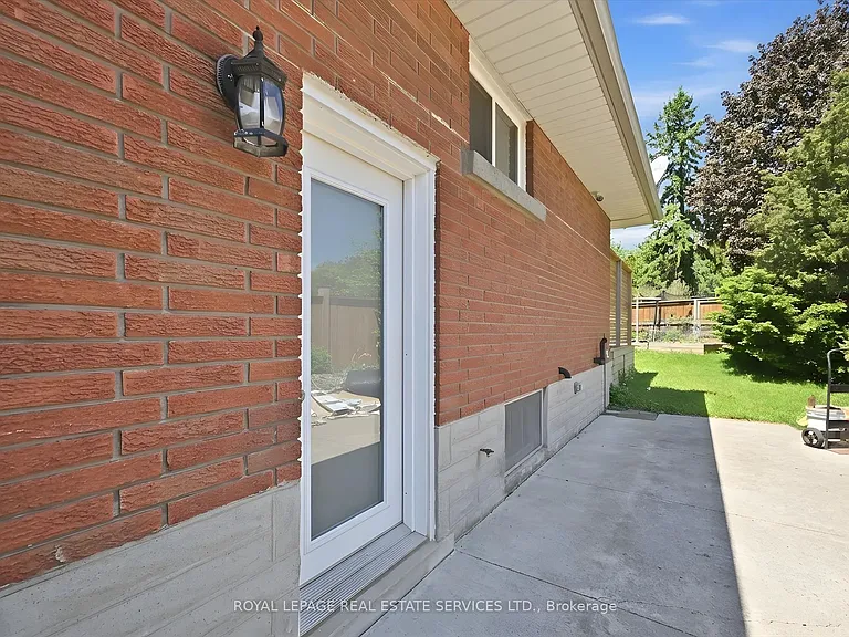 6 Greening Ct #LOWER — Photo 2