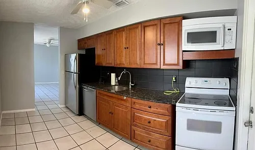 1534 NE 3rd Ave #1 Photo 1