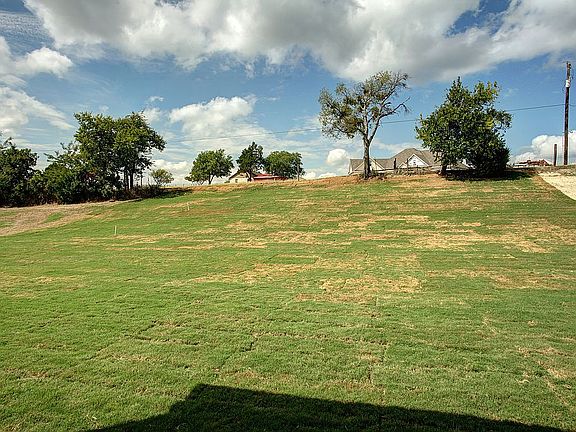3rd image of 1002 Hilltop Dr