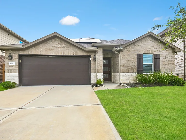 1207 Cascade Hills Dr — Photo 1