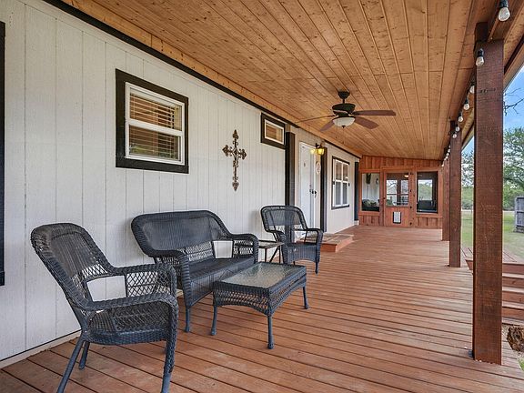 3rd image of 412 Leaning Oak Ln