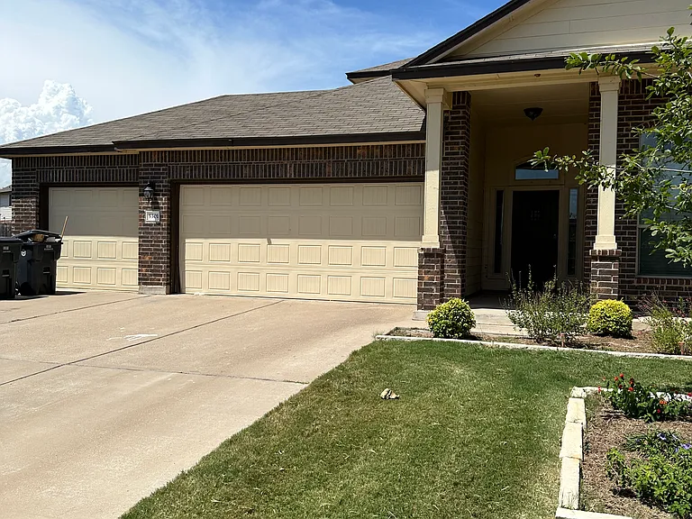 5301 Flatiron Dr — Photo 2