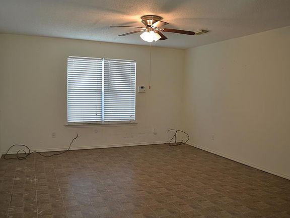 4th image of 822 W Avenue Y