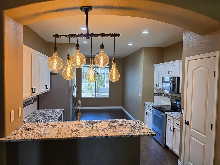 12513 W Adams St — Photo 2