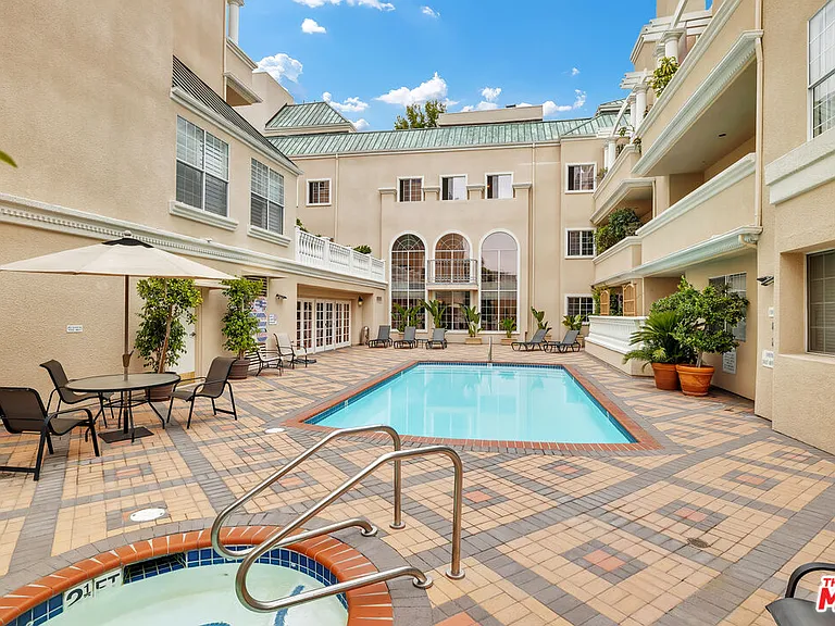 930 N Doheny Dr #317 — Photo 25