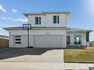 6626 Verano Dr, Lincoln, NE 68516