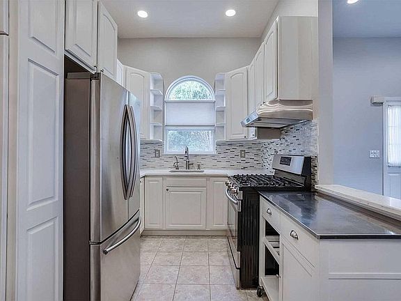 2nd image of 4 Greenbriar Ct