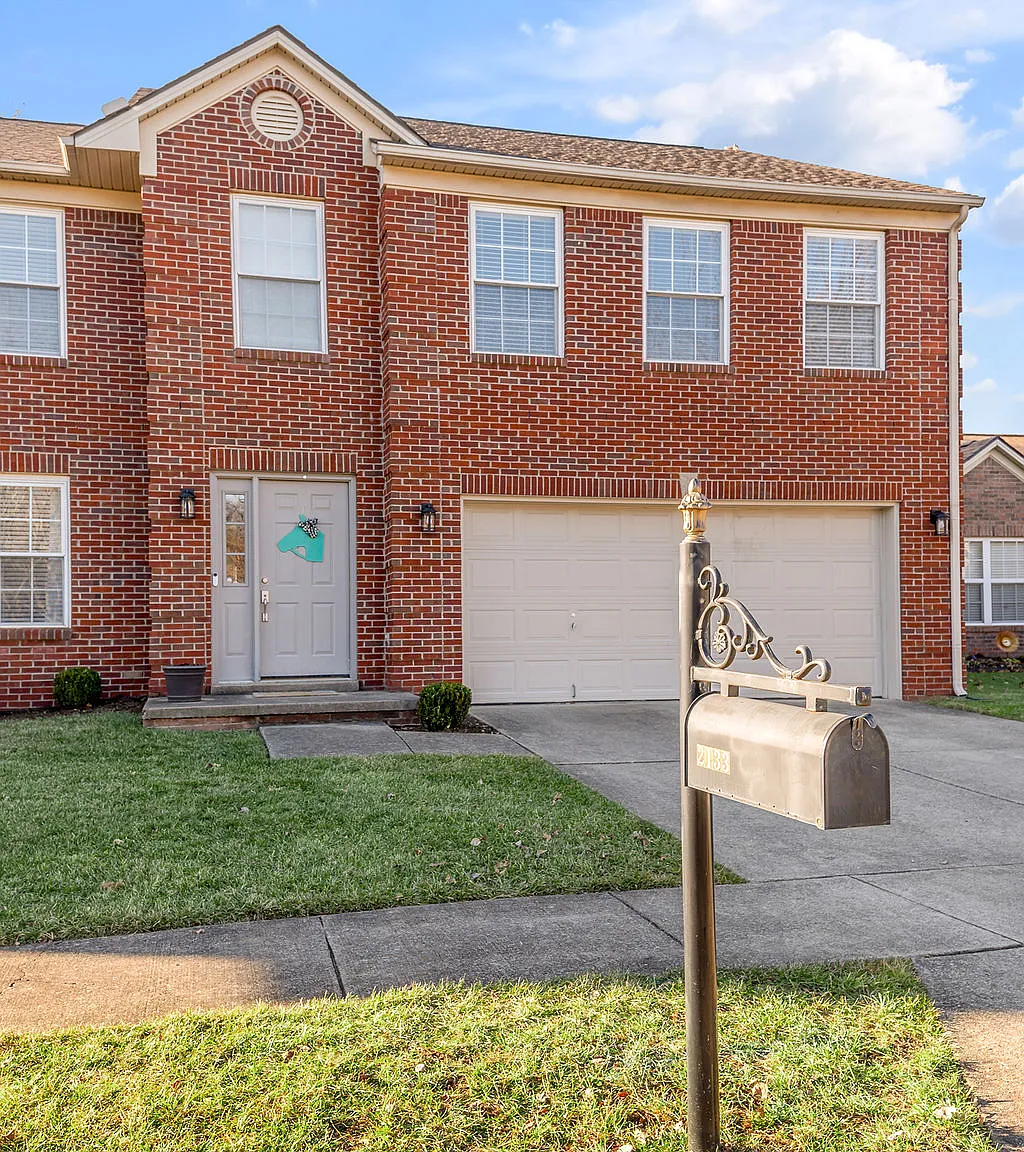 4 bed, 2.5 bath, 2350 sqft, $3,100 — Photo 2