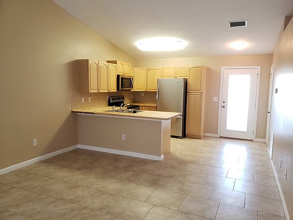 4th image of 32 Zoeller Ct #B