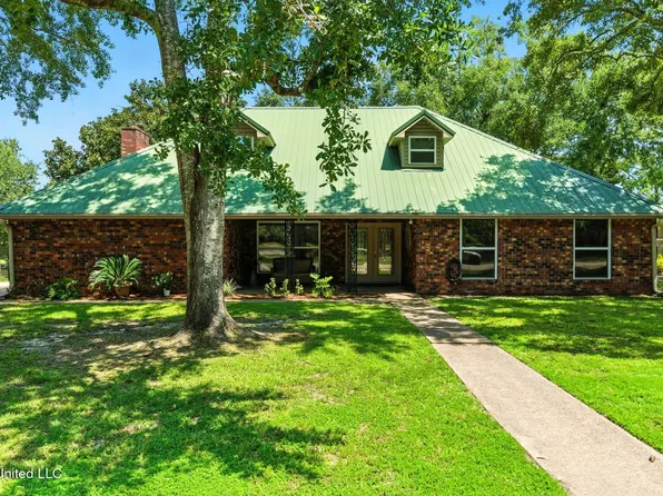 1526 Oldfield Dr, Gautier, MS 39553